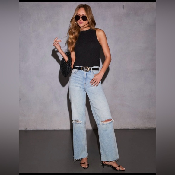 Vici - Sleeveless Sweater Top - Picture 2 of 8